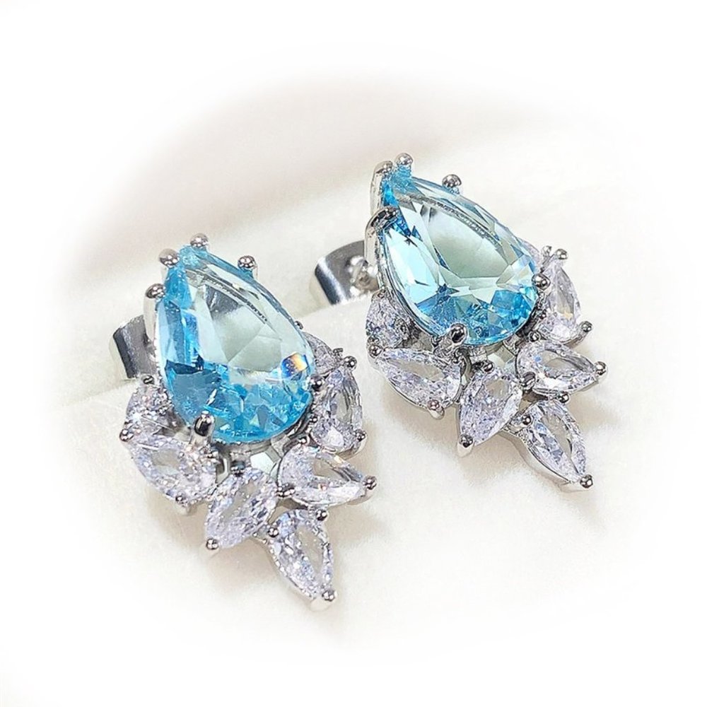 Light Blue Aqua Marine Crystals with CZ's. - Picture 1 of 2